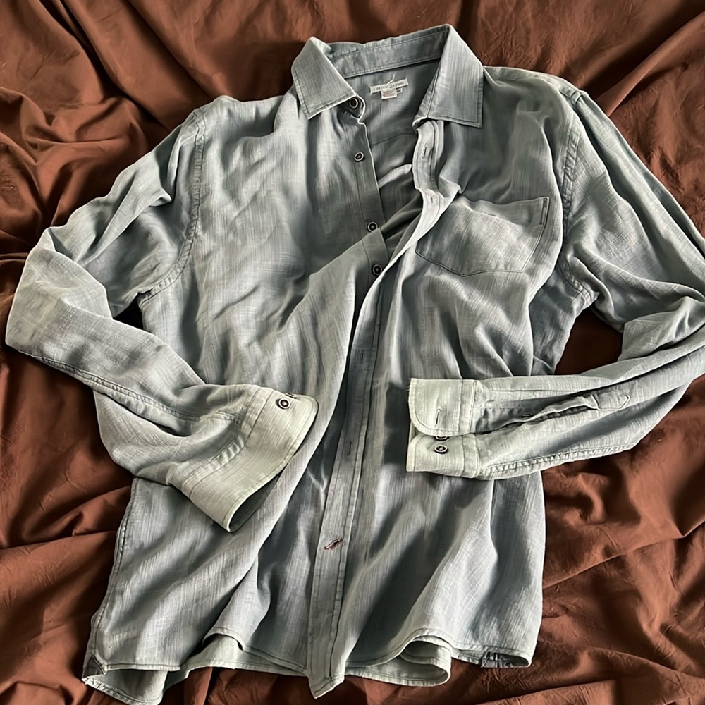 Carbon 2 cobalt 100% cotton button down. Men’s size M.